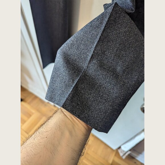 TAGLIATORE - 2-piece wool blend suit - Sz 52/9 - Picture 11 of 15